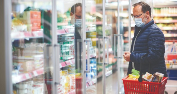 Shopper-wearing-face-mask-amid-the-Coroavirus-pandemic